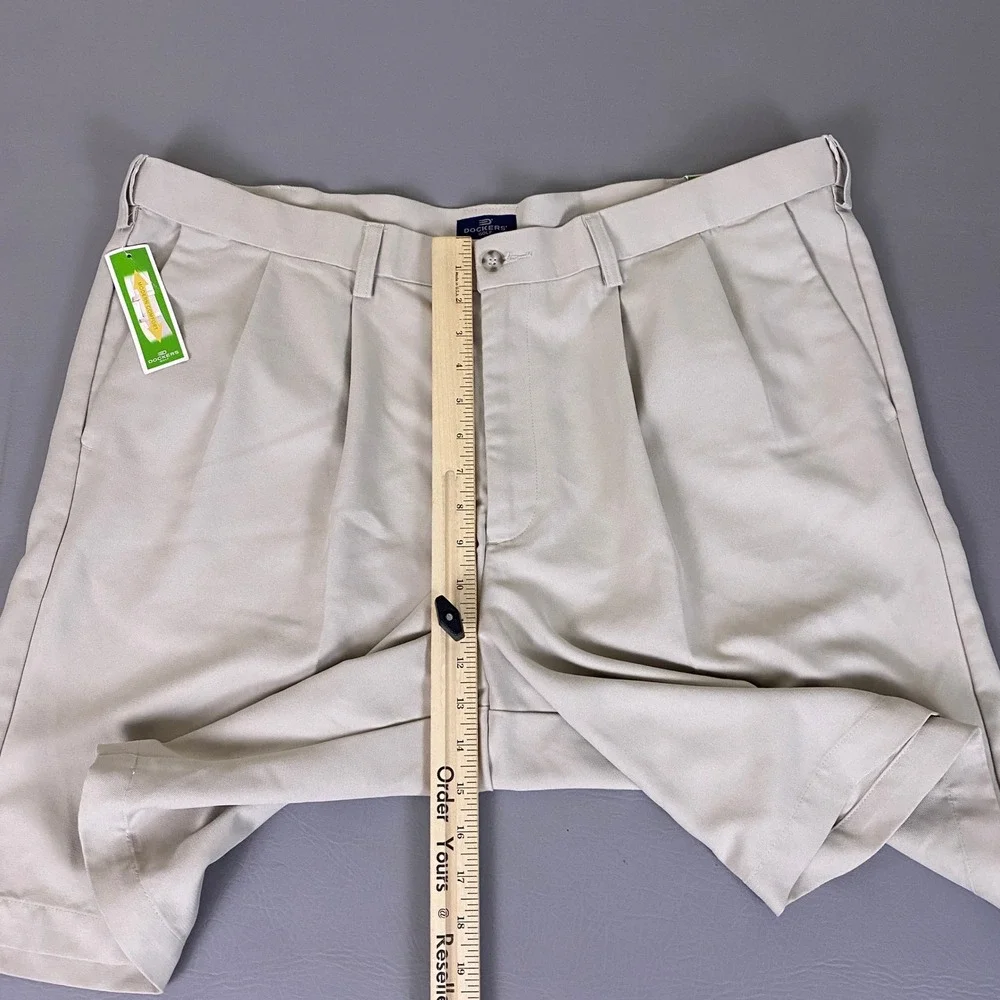 Dockers Golf Shorts Men's 42 Khaki Pleated Front Modern Comfort Beige New *Wear*